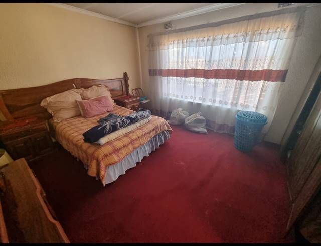 4 BEDROOM HOUSE FOR SALE IN PROTEA NORTH
